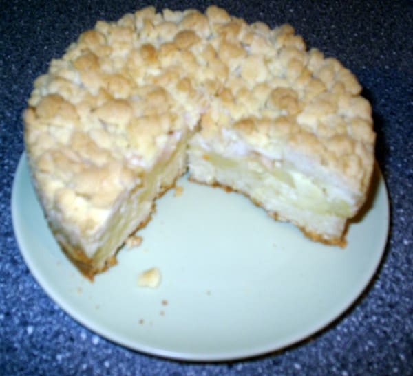 Torta di mele con crema pasticcera e briciole