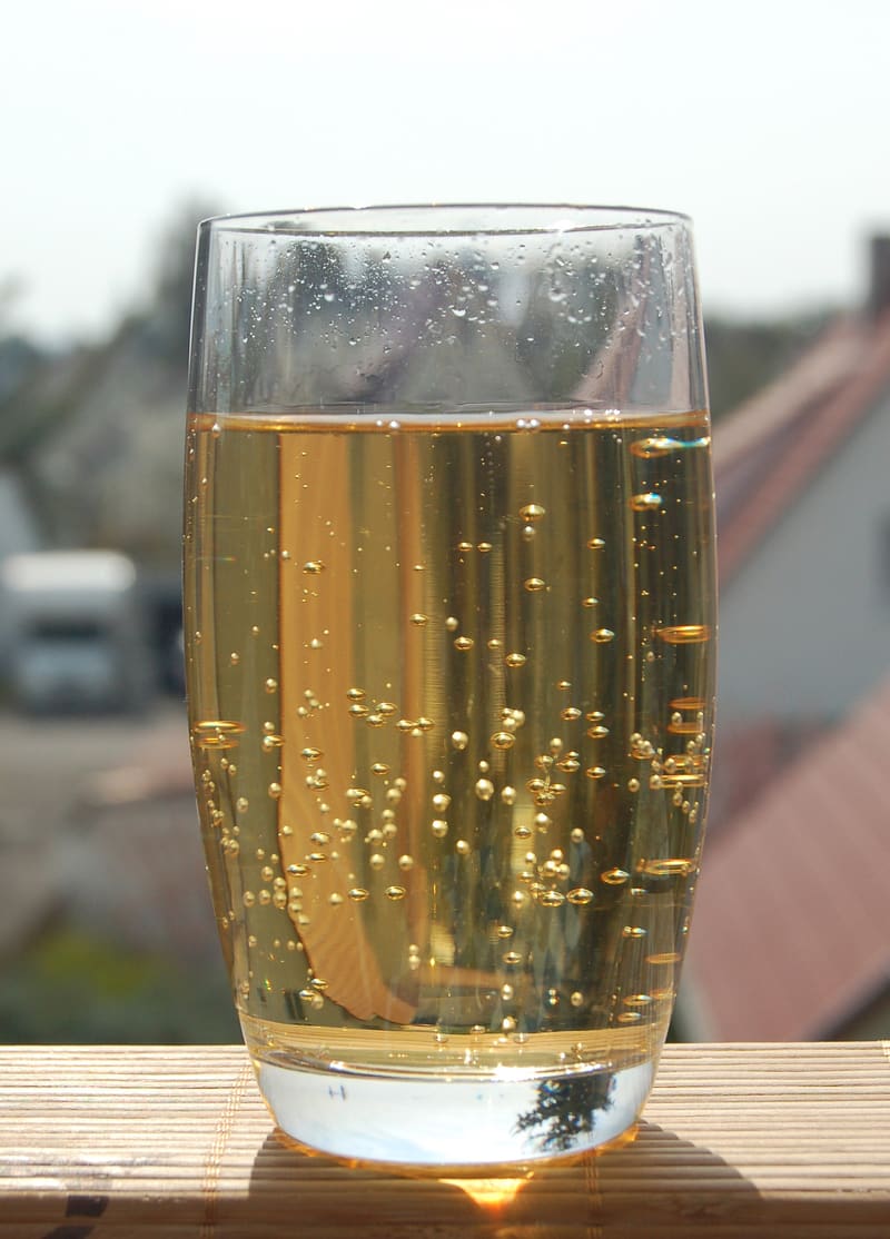 Succo di mela con acqua frizzante