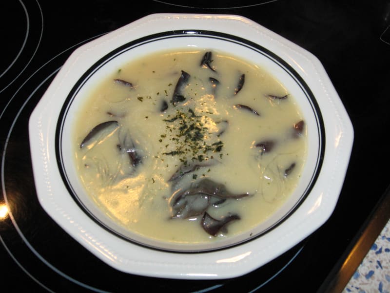 Zuppa asiatica con vermicelli di soia e funghi