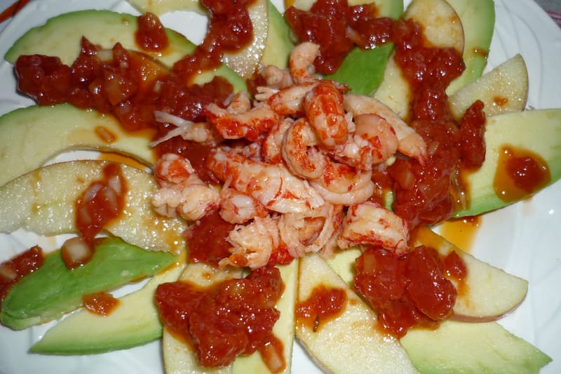 Carpaccio d'avocat et de pomme, vinaigrette de tomates et écrevisses