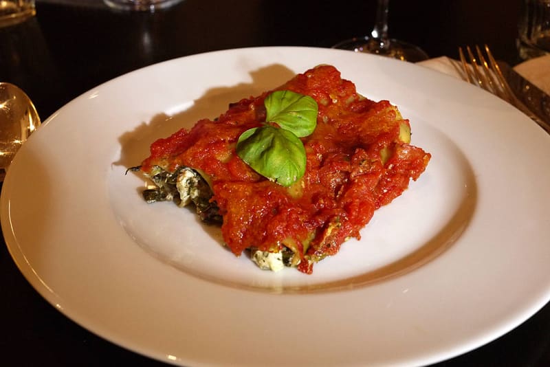Cannellonis à la farce épinards, fromage de brebis et noix en sauce tomate