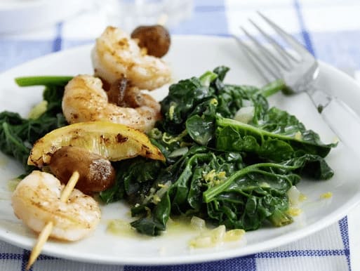 Spiedini di gamberoni su spinaci al limone