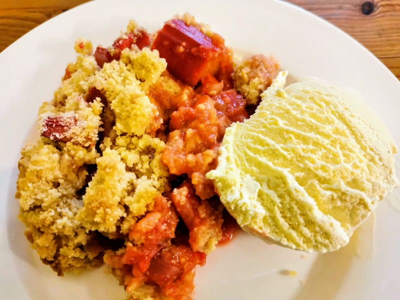Crumble di fragole e rabarbaro