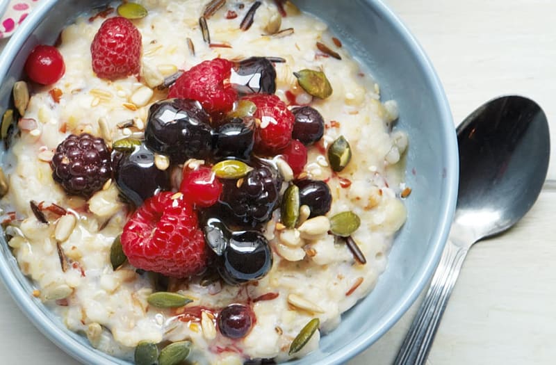 Porridge ai cinque cereali con semi e bacche