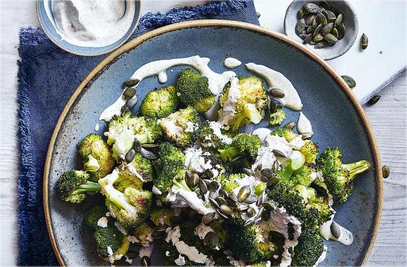 Gerösteten Brokkoli mit gewürztem Joghurt