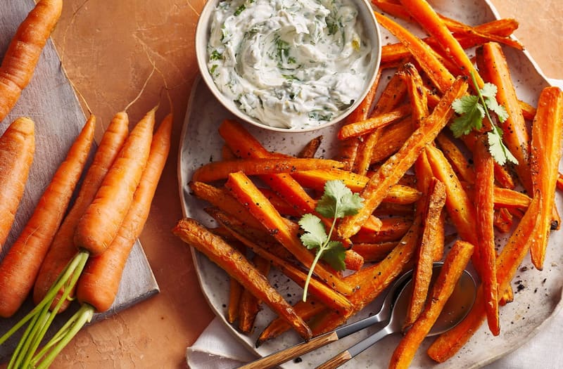 Pommes di carote con coriandolo e dip allo yogurt e cocco