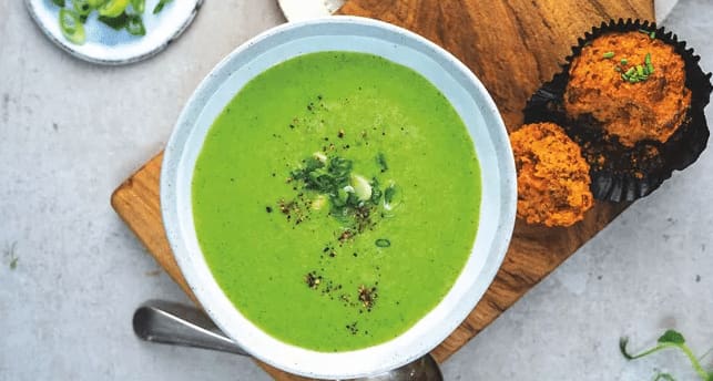 Zuppa veloce di piselli e menta