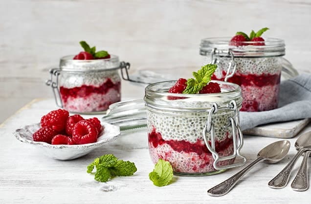 Budino di chia alla vaniglia e lamponi