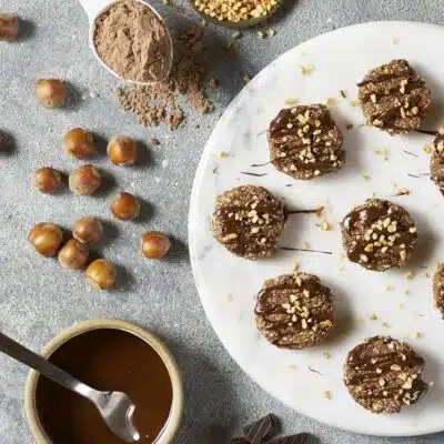 Protein-Cookies aus Schokolade und Haselnuss