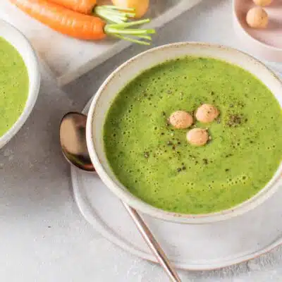 Grüne Spinatsuppe mit würzigen Bällchen