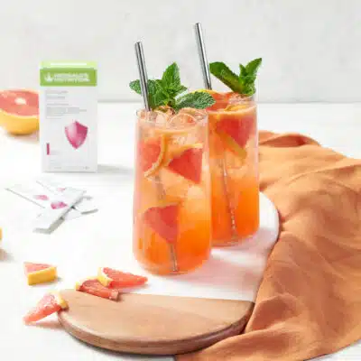 Limonade aus rosa Grapefruit und Beeren