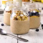 Overnight Haferflocken mit Bananencreme und Mandeln