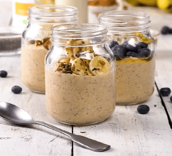 Overnight Haferflocken mit Bananencreme und Mandeln