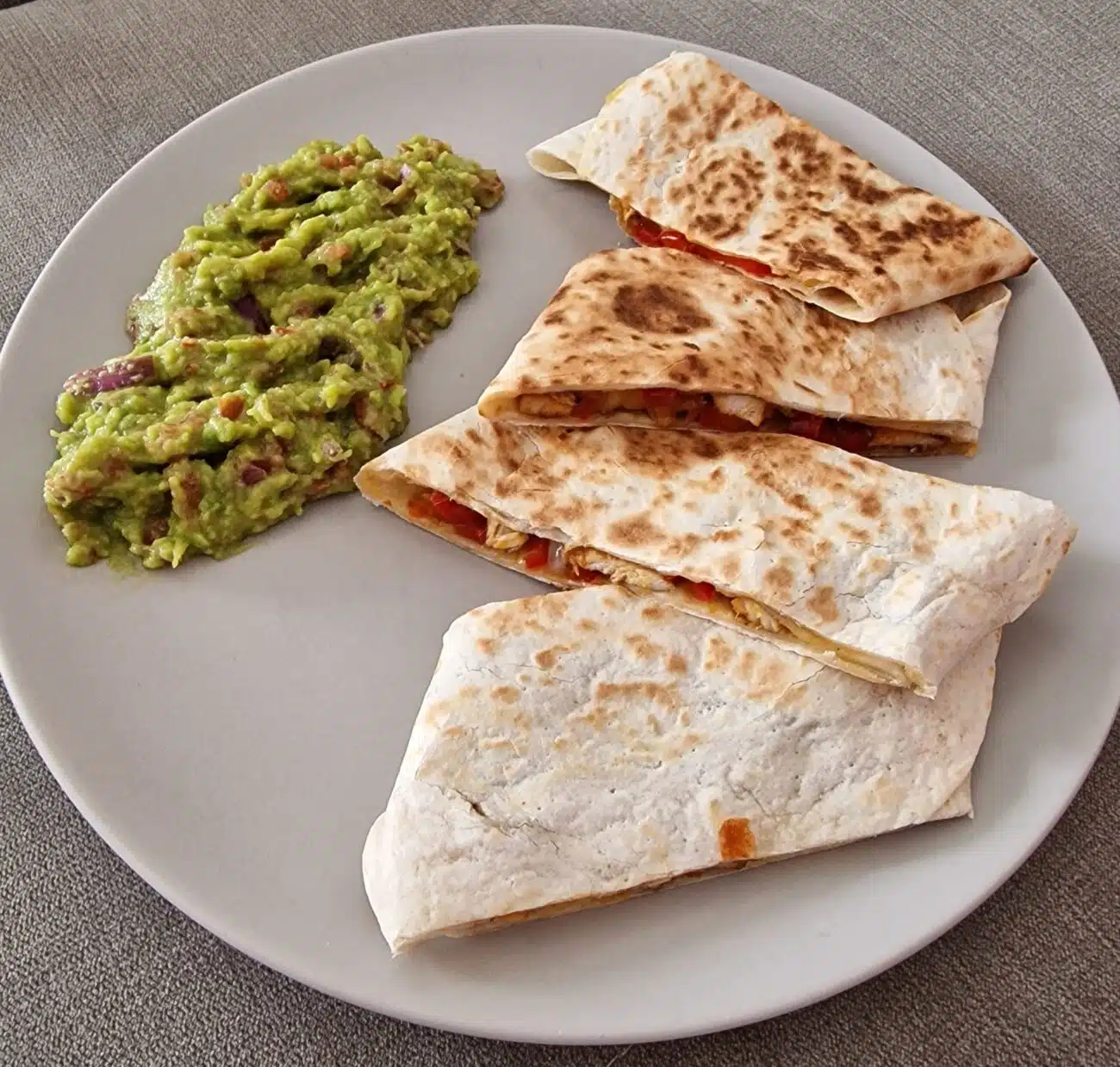 Quesadillas mit Hühnchen und Guacamole
