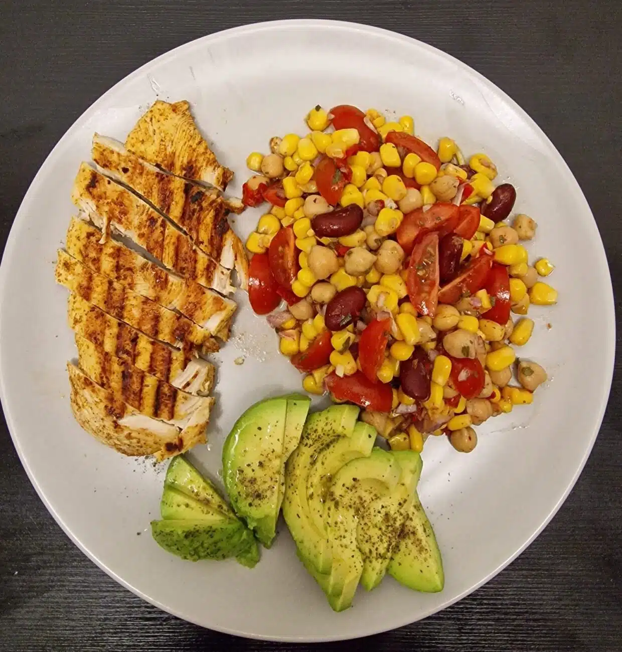 Gegrilltes Hähnchen mit Gemüsesalat und Avocado
