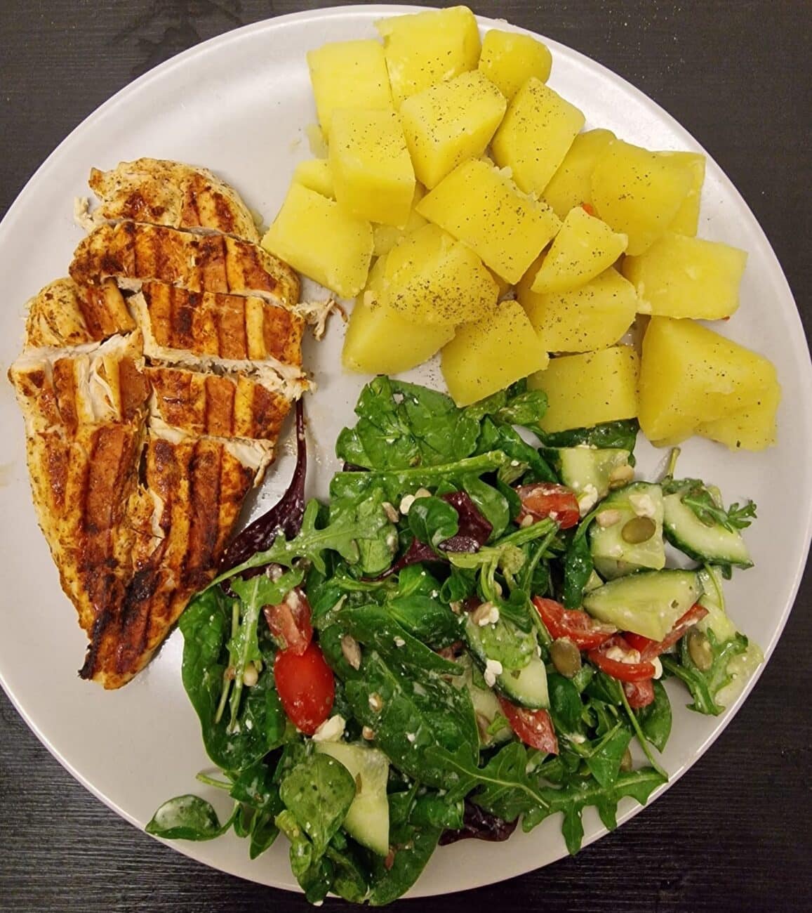Gegrillte Hähnchenbrust mit Salzkartoffeln und grünem Salat