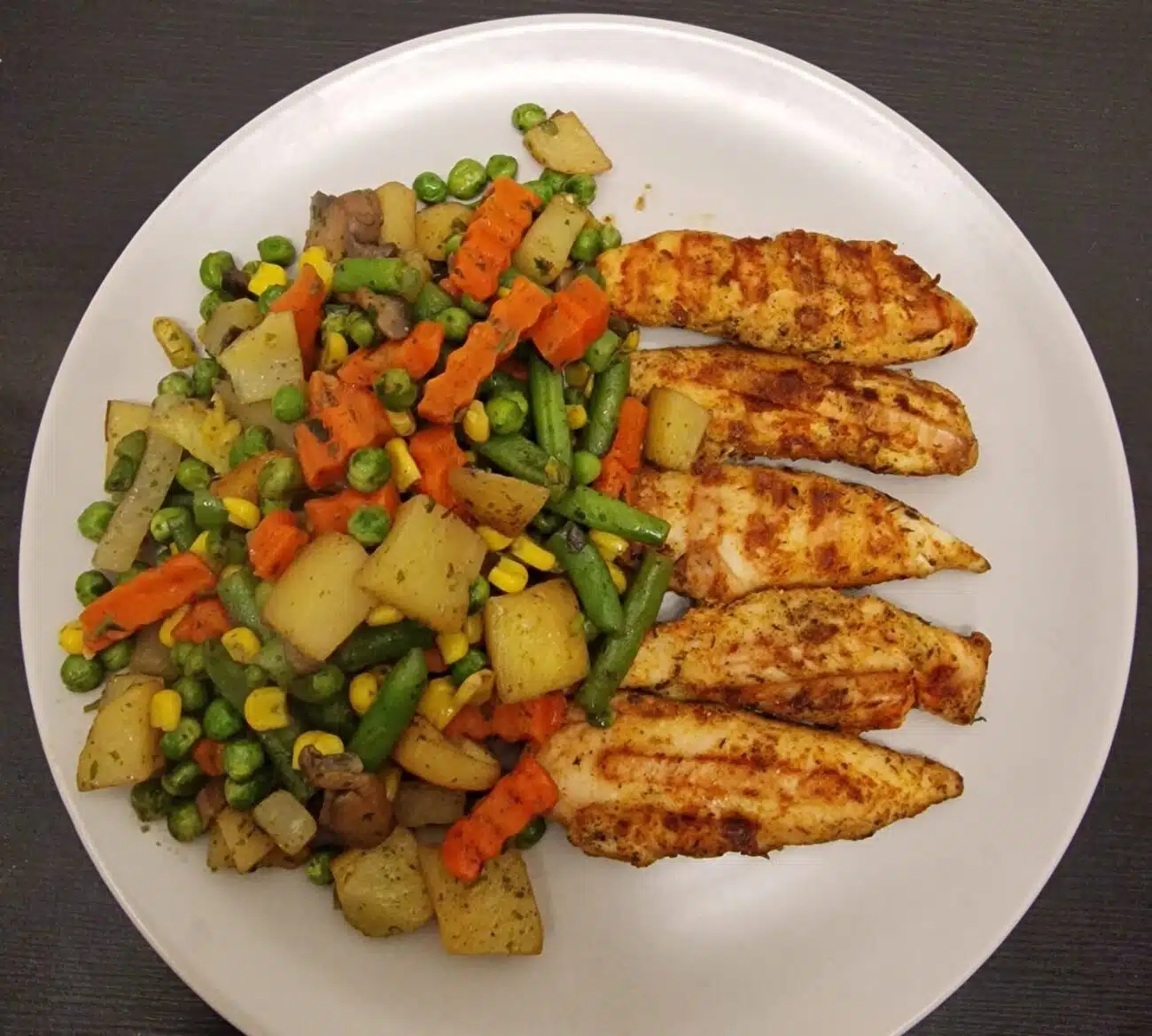 Gegrilltes Hähnchen mit gewürztem Gemüse